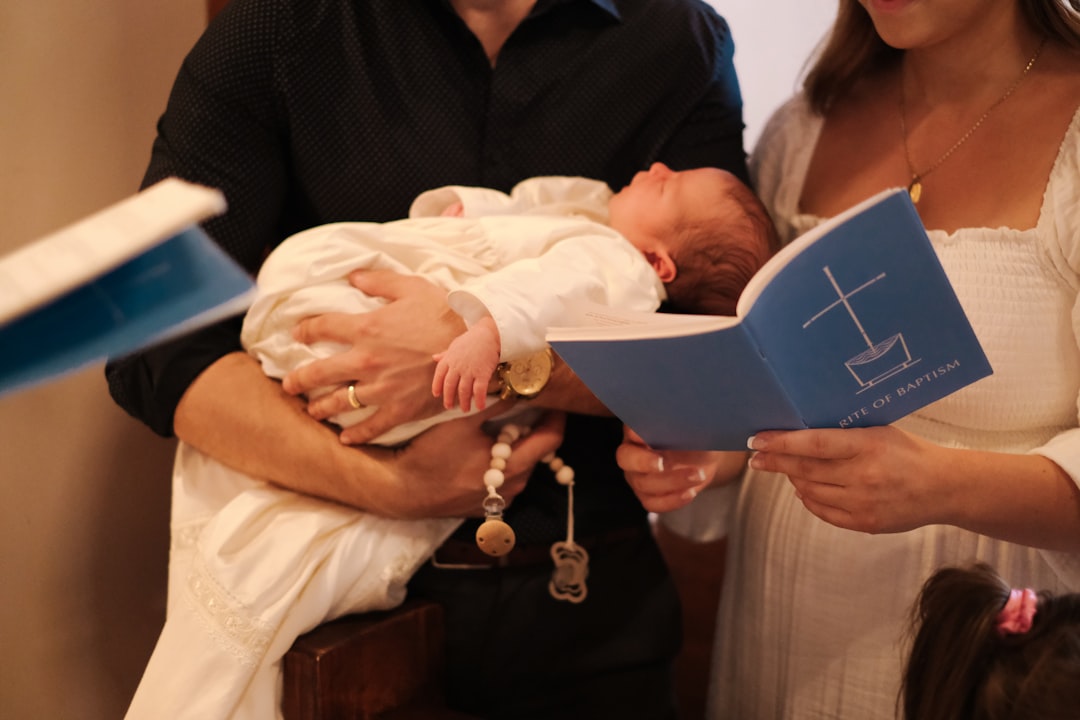 Battesimo personalizzato: cosa puoi coordinare tra adesivi, tableau e piccoli ricordi