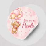 Bollino adesivo nascita bambina personalizzato con orsetta, palloncini rosa e scritta Benvenuta Paola