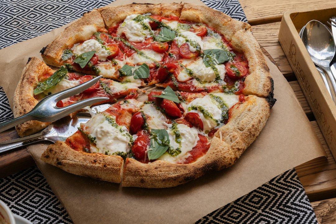 Volantini per pizzeria: cosa scrivere per portare clienti e non sprecare la stampa